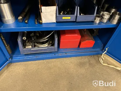 Bänk & skåp med mycket innehåll.