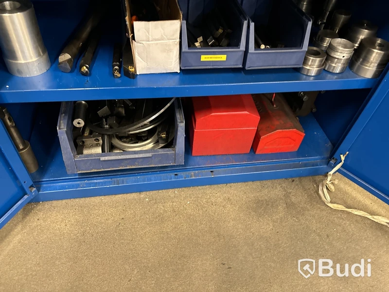 Bänk & skåp med mycket innehåll.