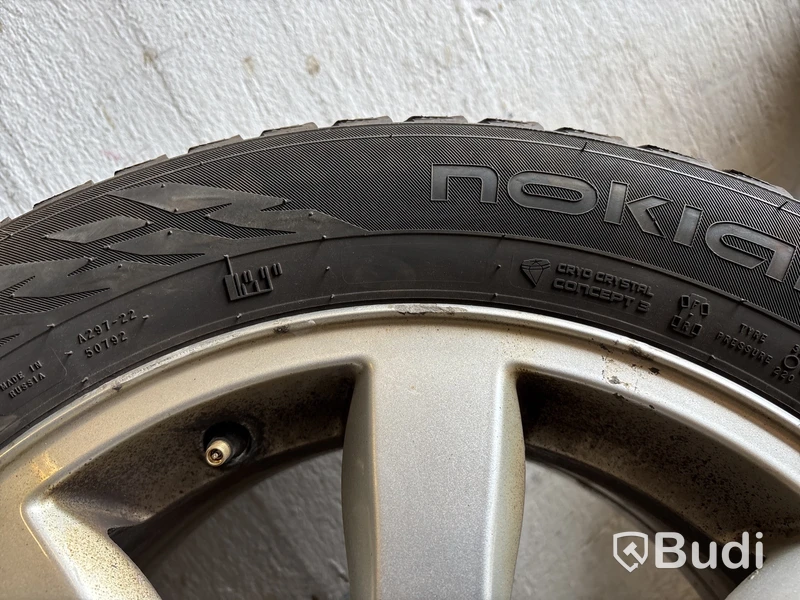 4 st. Däck på fälgar, olika märken 215/55 R16