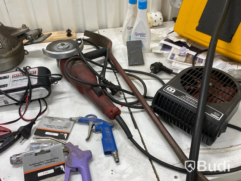 Slangvinda, borrmaskin, batteriladdare med mera.