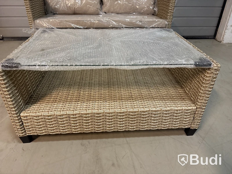 Loungesoffa och soffbord i konstrotting, Sunfun, Sävsjö, natur