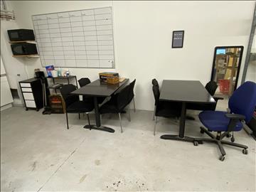 Displaykyl, whiteboards, skrivare, möbler m.m.