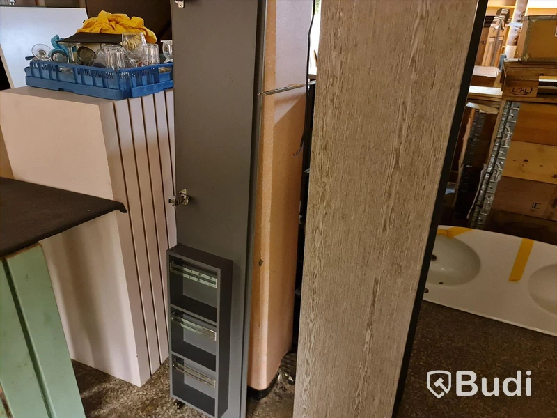 IFÖ Silva möbelpaket inkl. Högskåp och speglar Ljusgrå ek Möbelpaket: 1260x360x470mm Spegel: 845x60x620mm Högskåp 325x370x1620mm Ca. Butikspris: 47.807SEK Utställning ex.