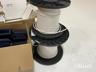 Parti med diverse fästen och bygg/el material.