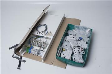 Diverse elektroniktillbehör och dvärgbrytare