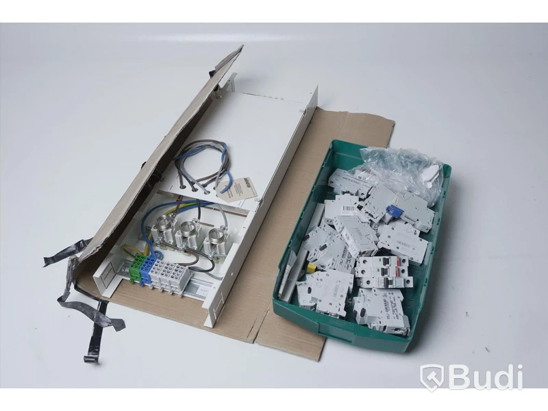 Diverse elektroniktillbehör och dvärgbrytare