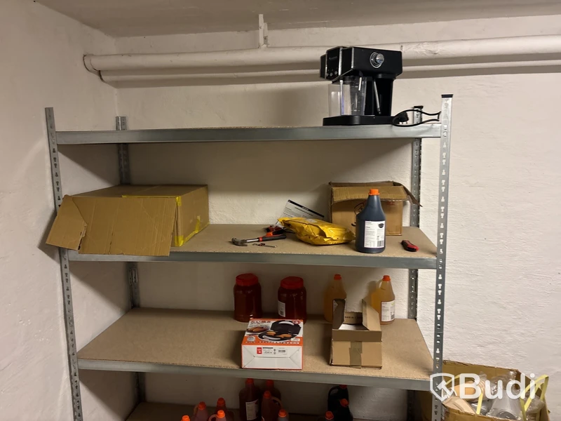 Köksutrustning i förråd