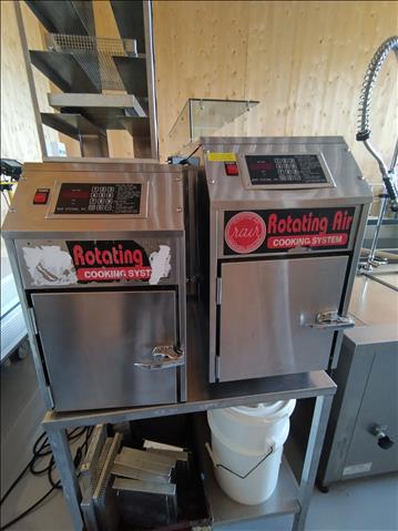 3 st RAIR–Rotating Air oven, varmluftsfritöser med ställning och 20 st matlagningskorgar/-rack