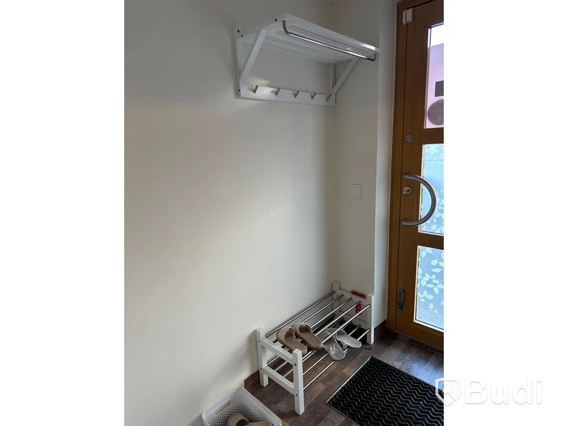 Klädhängare samt skoställ.