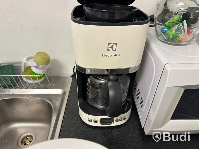 Diverse köksutensilier (Kaffekokare, Microvågsugn m.m.)