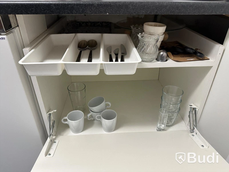 Diverse köksutensilier (Kaffekokare, Microvågsugn m.m.)