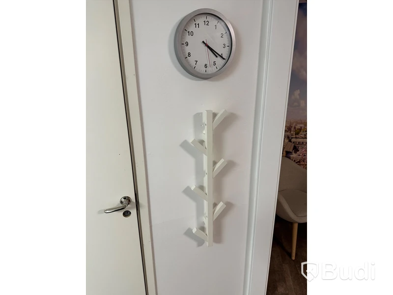 Klocka samt väggmonterad klädhängare (Försäljning på plats)