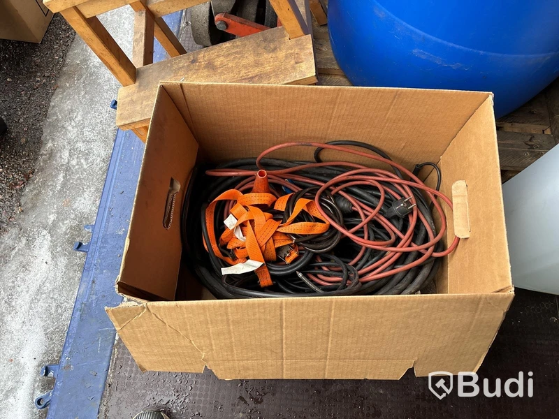 Verktyg, maskiner & allt övrigt innehåll i container.