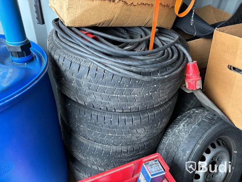 Verktyg, maskiner & allt övrigt innehåll i container.