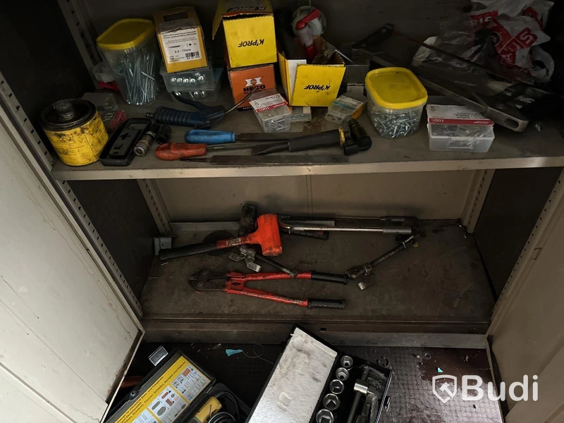 Verktyg, maskiner & allt övrigt innehåll i container.
