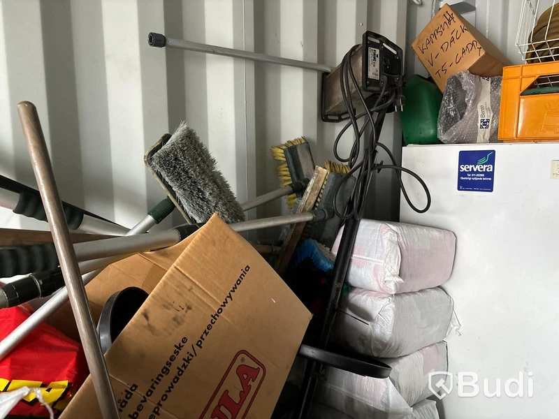 Verktyg, maskiner & allt övrigt innehåll i container.