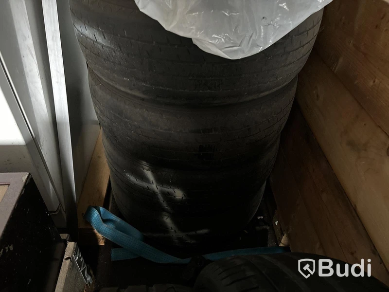 Verktyg, maskiner & allt övrigt innehåll i container.
