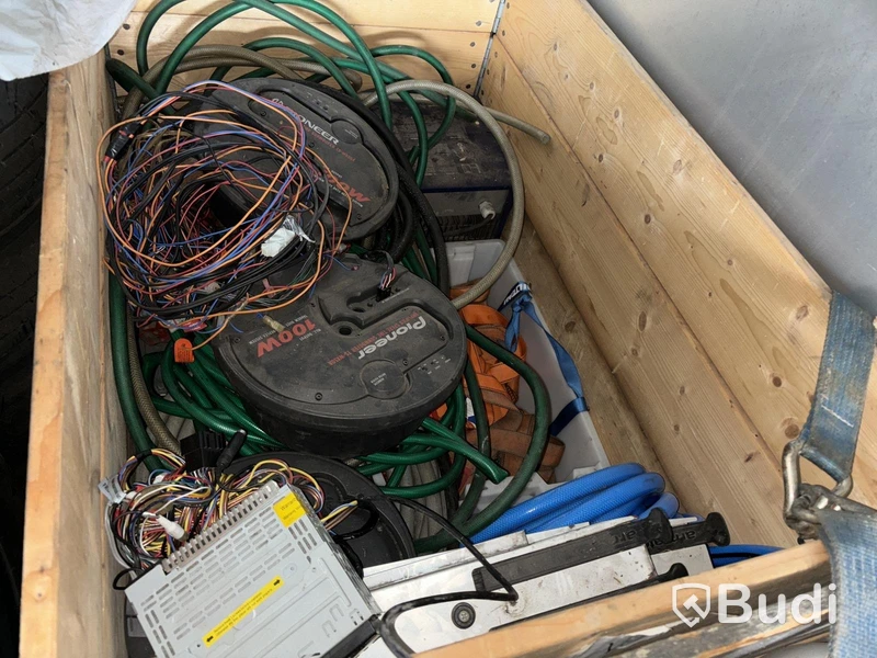Verktyg, maskiner & allt övrigt innehåll i container.