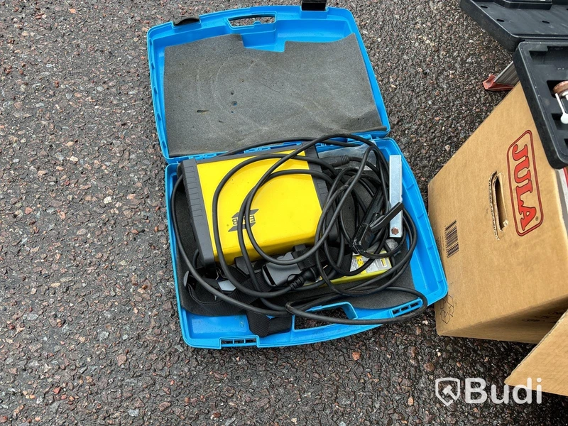 Verktyg, maskiner & allt övrigt innehåll i container.
