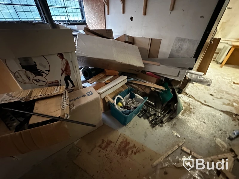 Byggprodukter, färgskak, kakelkap, vibrostavar m.m.
