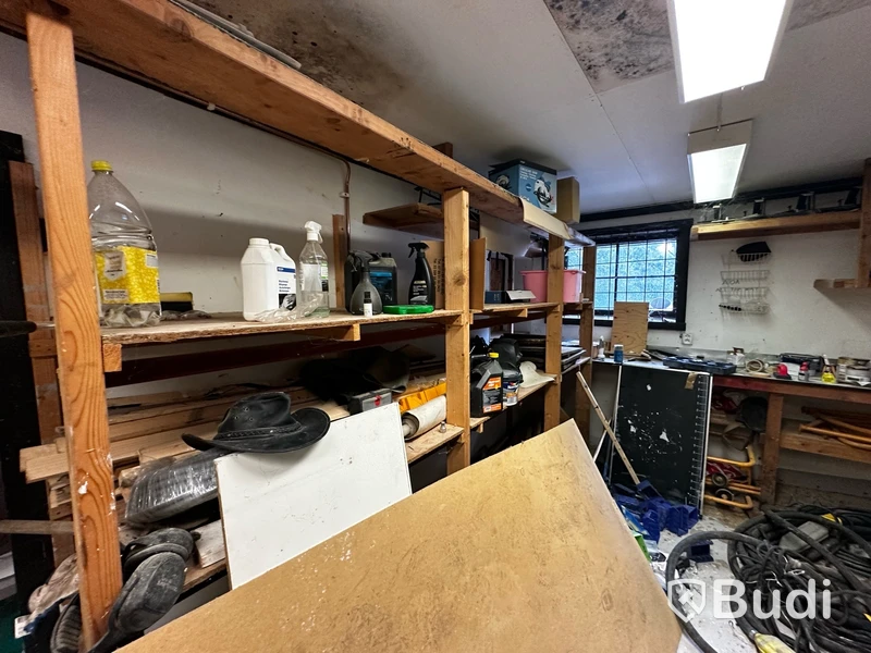 Byggprodukter, färgskak, kakelkap, vibrostavar m.m.