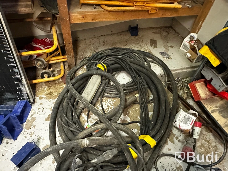 Byggprodukter, färgskak, kakelkap, vibrostavar m.m.