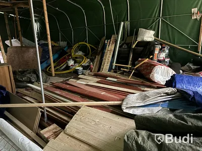 2 st tälthallar med mycket innehåll.