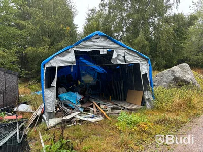 2 st tälthallar med mycket innehåll.
