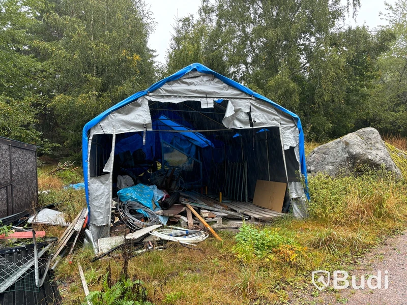 2 st tälthallar med mycket innehåll.