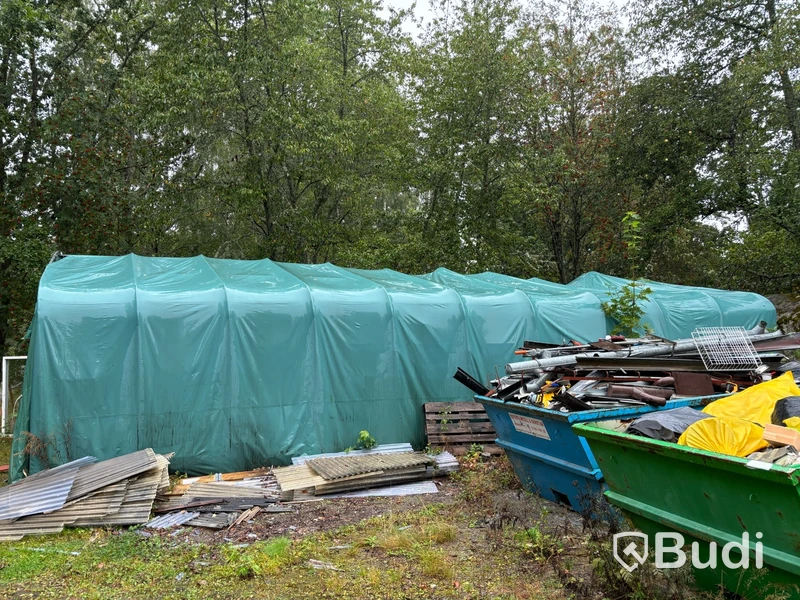 2 st tälthallar med mycket innehåll.
