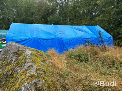 2 st tälthallar med mycket innehåll.