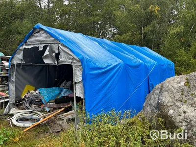 2 st tälthallar med mycket innehåll.