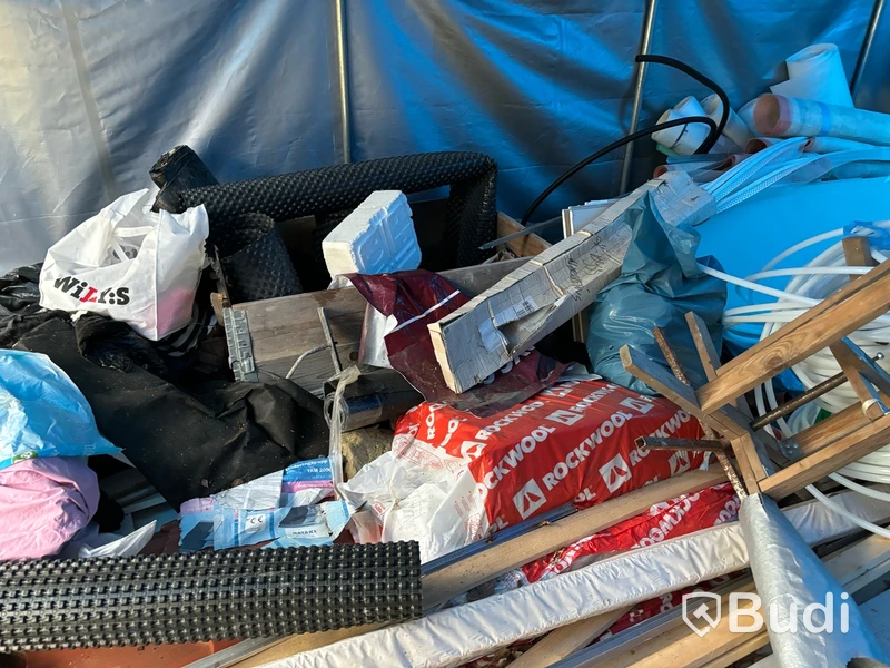 2 st tälthallar med mycket innehåll.