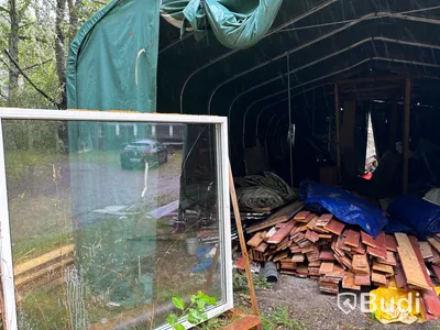 2 st tälthallar med mycket innehåll.