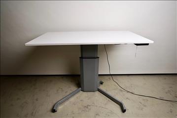 Höj- och sänkbart skrivbord med hjul