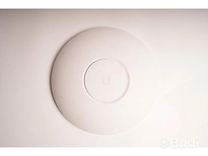Wi-Fi accesspunkt, förlängare till nätverk samt sladdar. Ubiquiti UniFi AP-AC PRO, Tp-Link RE305