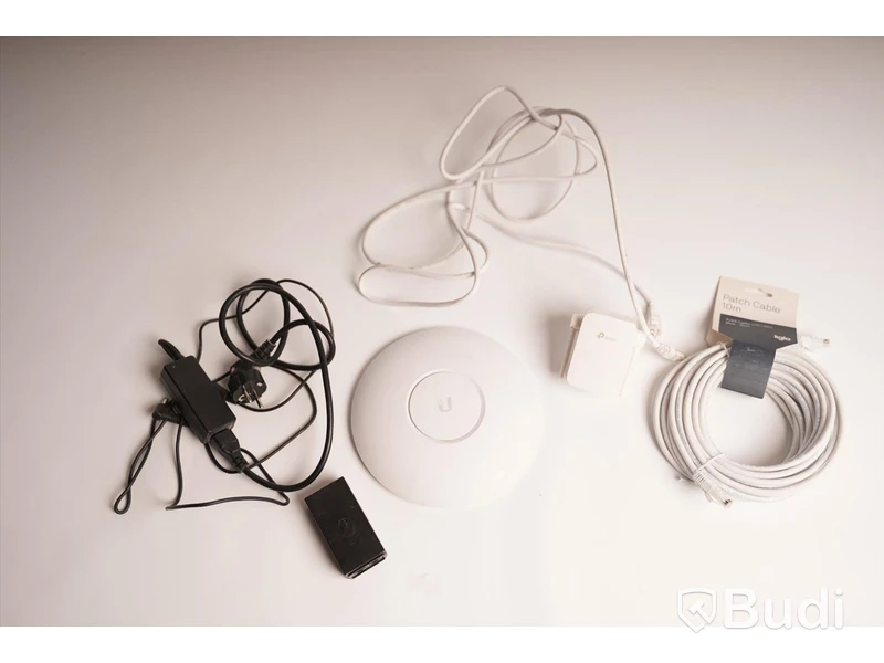 Wi-Fi accesspunkt, förlängare till nätverk samt sladdar. Ubiquiti UniFi AP-AC PRO, Tp-Link RE305
