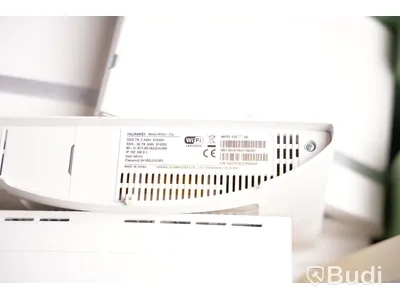 Låda med routrar av märket HUAWEI. Ej funktionstestade.