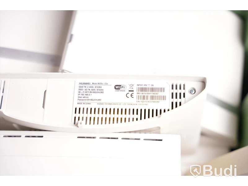 Låda med routrar av märket HUAWEI. Ej funktionstestade.