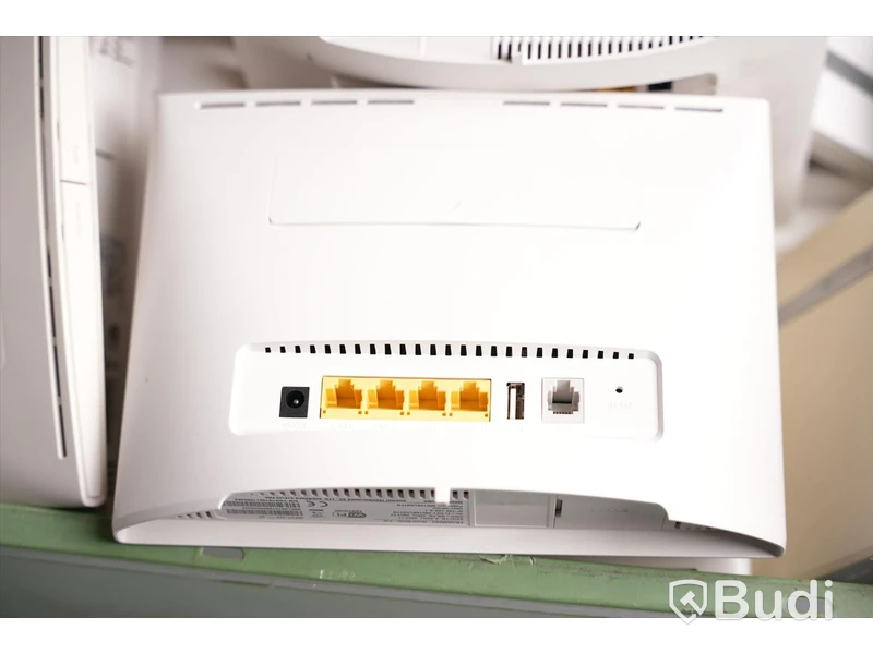 Låda med routrar av märket HUAWEI. Ej funktionstestade.
