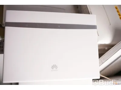 Låda med routrar av märket HUAWEI. Ej funktionstestade.