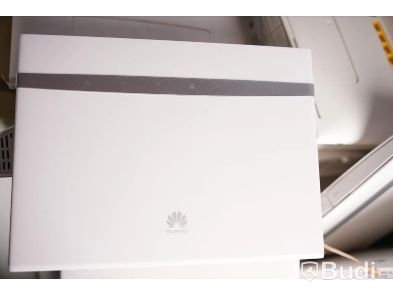 Låda med routrar av märket HUAWEI. Ej funktionstestade.