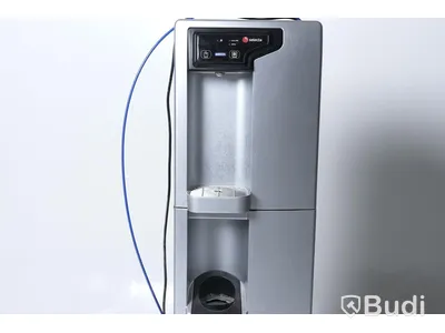 Vattenautomat för stilla - och kolsyrat vatten BRITA