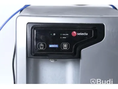 Vattenautomat för stilla - och kolsyrat vatten BRITA
