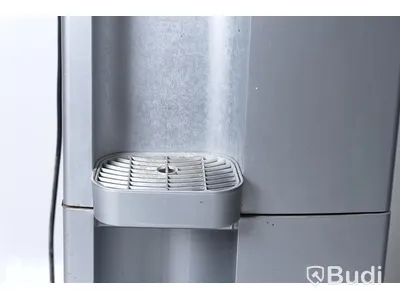 Vattenautomat för stilla - och kolsyrat vatten BRITA