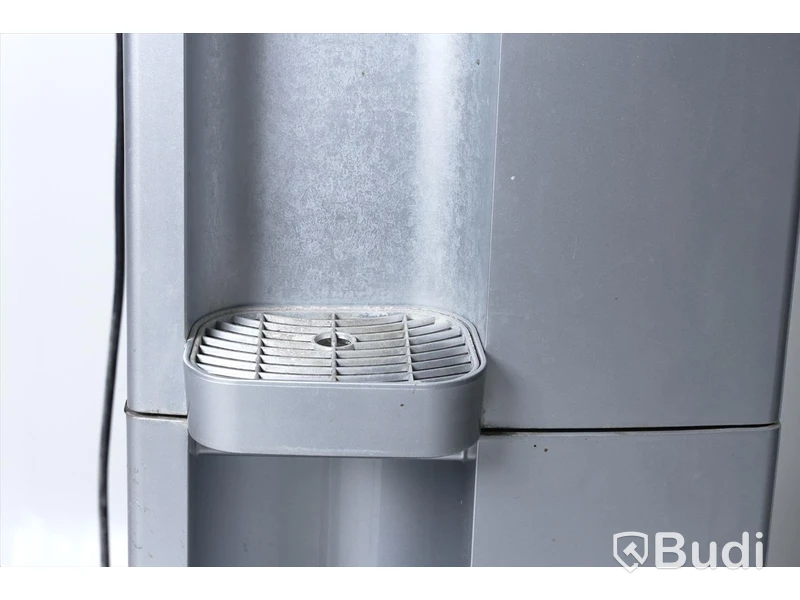 Vattenautomat för stilla - och kolsyrat vatten BRITA