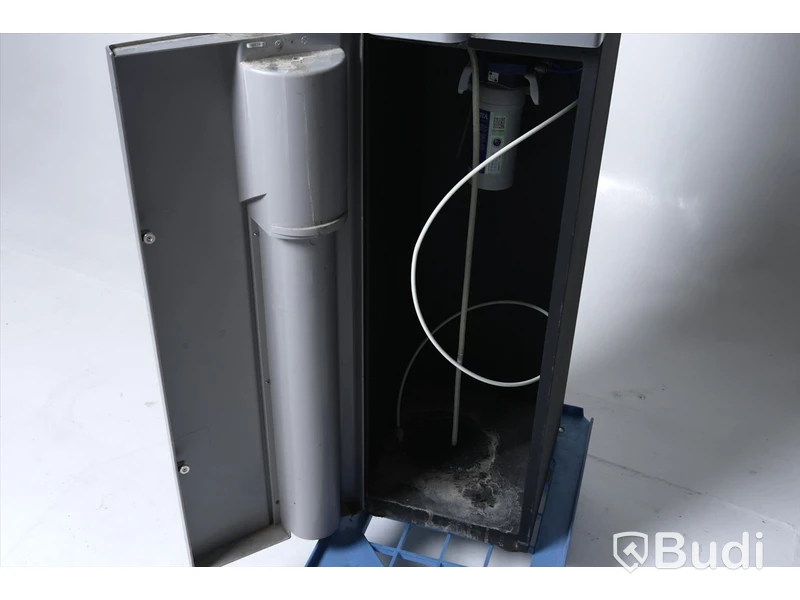 Vattenautomat för stilla - och kolsyrat vatten BRITA