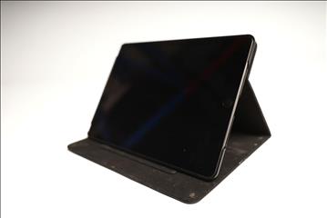 iPad 8th gen. 32gb WiFi, med skal i skinn från Deltaco. Funktionstestad. - ej laddare
