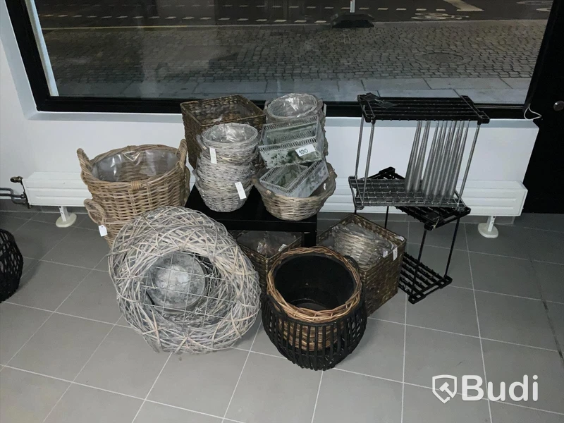 Bord, kransar i trä, ljusställ & div korgar olika storlekar