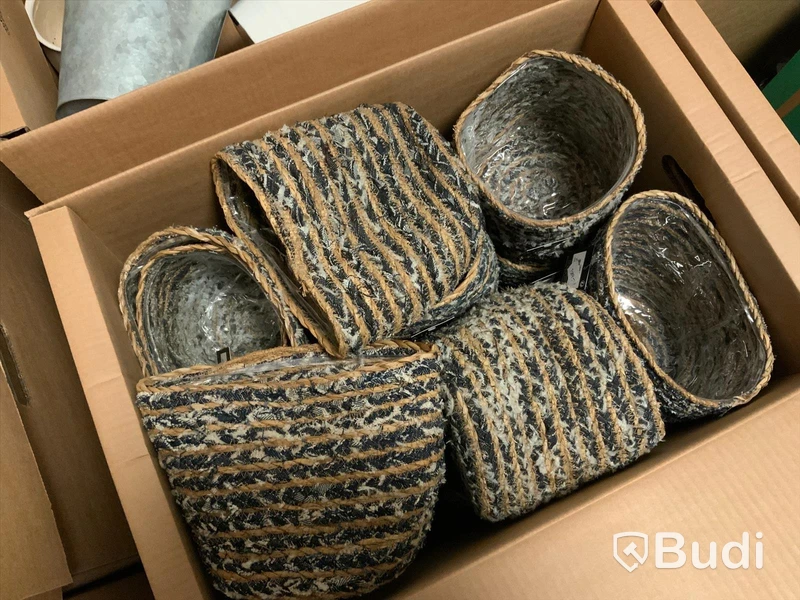 krukor i plåt och keramik, Hink & tallris i plast